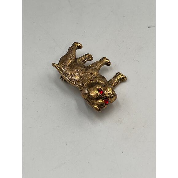 Pug French Bulldog Dog Pin
Puppy Bull Boxer Brooch Red Eyes Textured Gold Tone - Picture 7 of 7